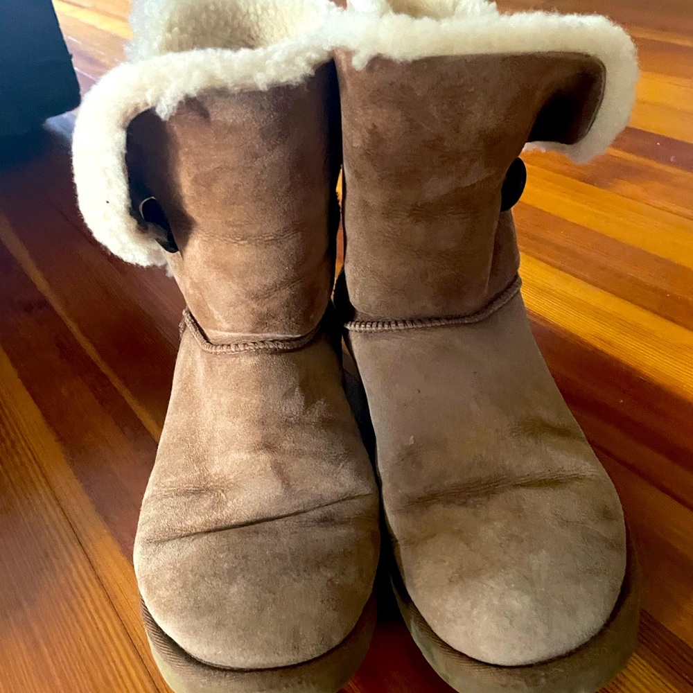 Ugg Bailey Button style size 10